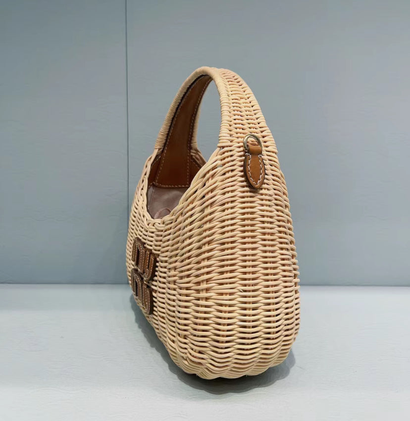 MiuMiu Wander Wicker Hobo 編織半月腋下包/1610E2000 🉐71000🇪🇺