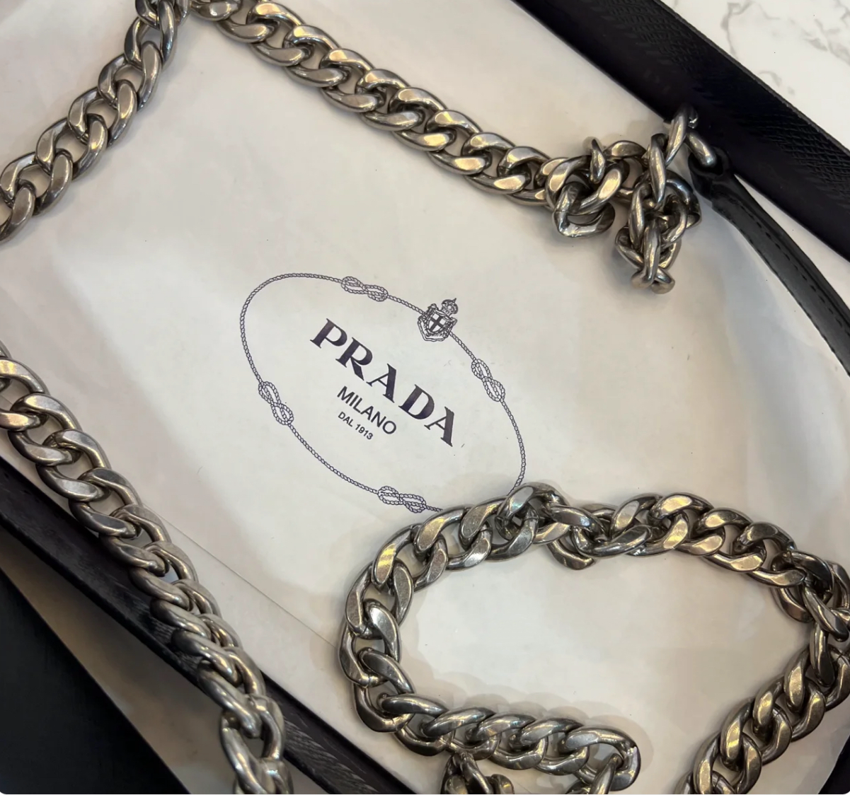 @Prada▪️PATTINA IN PELLE 翻蓋鏈條單肩包/965🔔限時折🉐44430