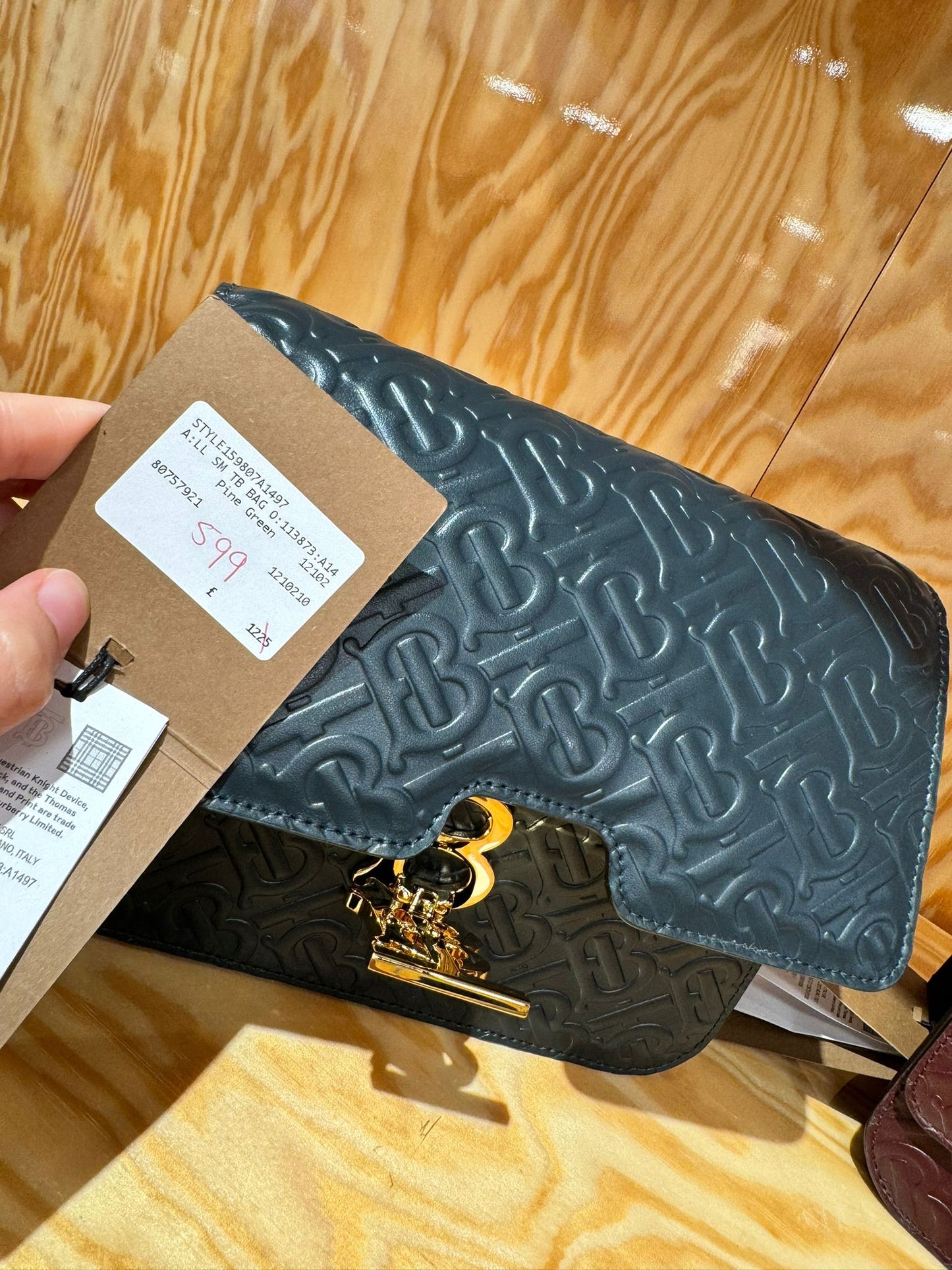 @Burberry TB 壓紋掀蓋斜背包/1225P599 🔥折上七折🉐19670