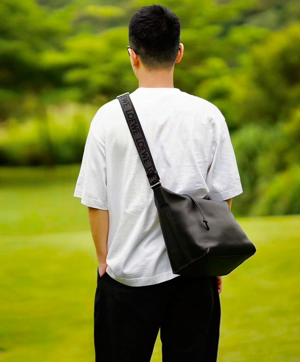 Loewe Cubi M 男生款軟牛皮斜背包/1600