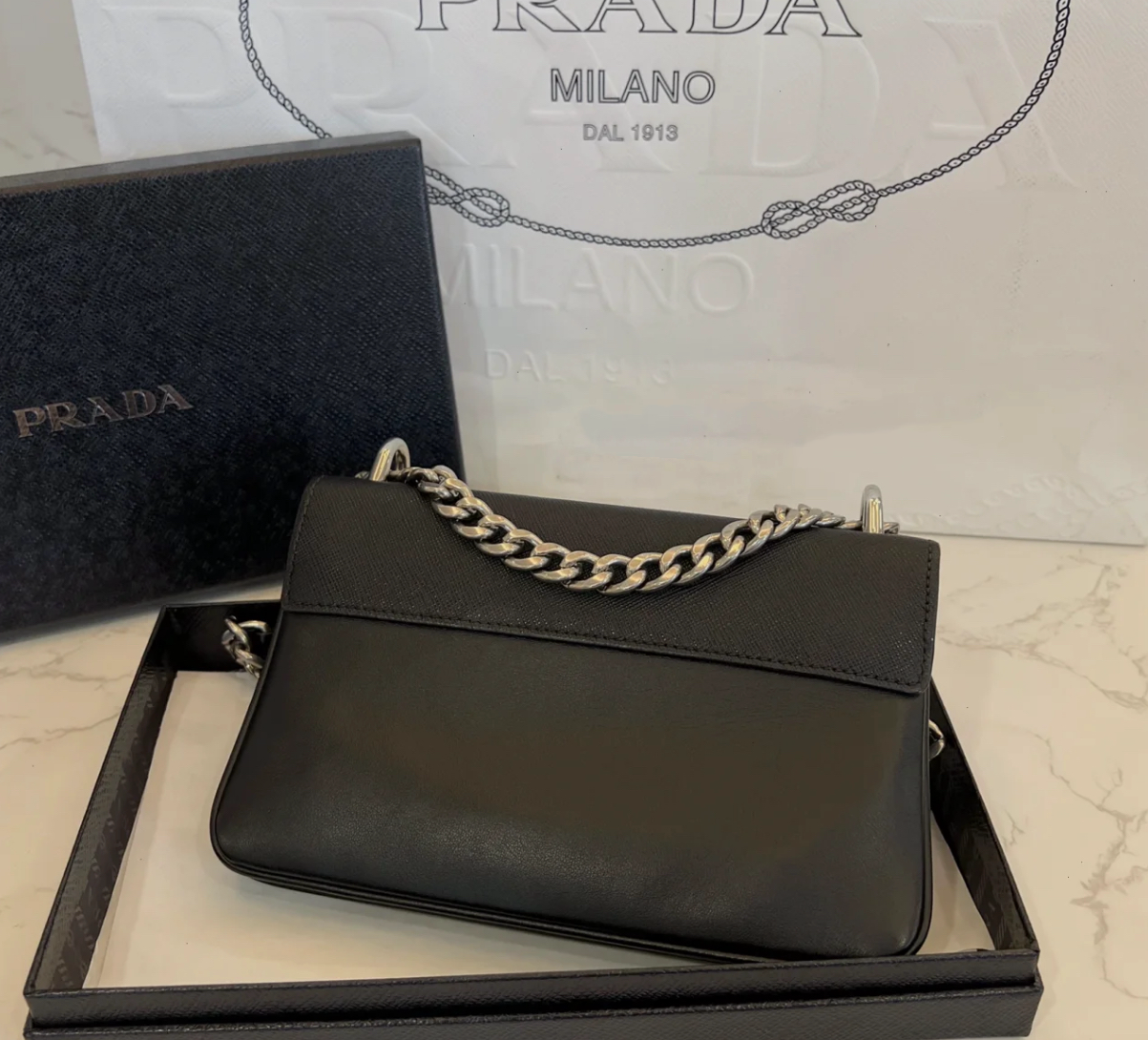 @Prada▪️PATTINA IN PELLE 翻蓋鏈條單肩包/965🔔限時折🉐44430