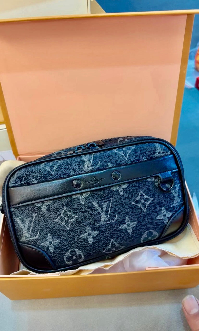 LV Alpha 隨身相機包/1580 ✨🉐67360