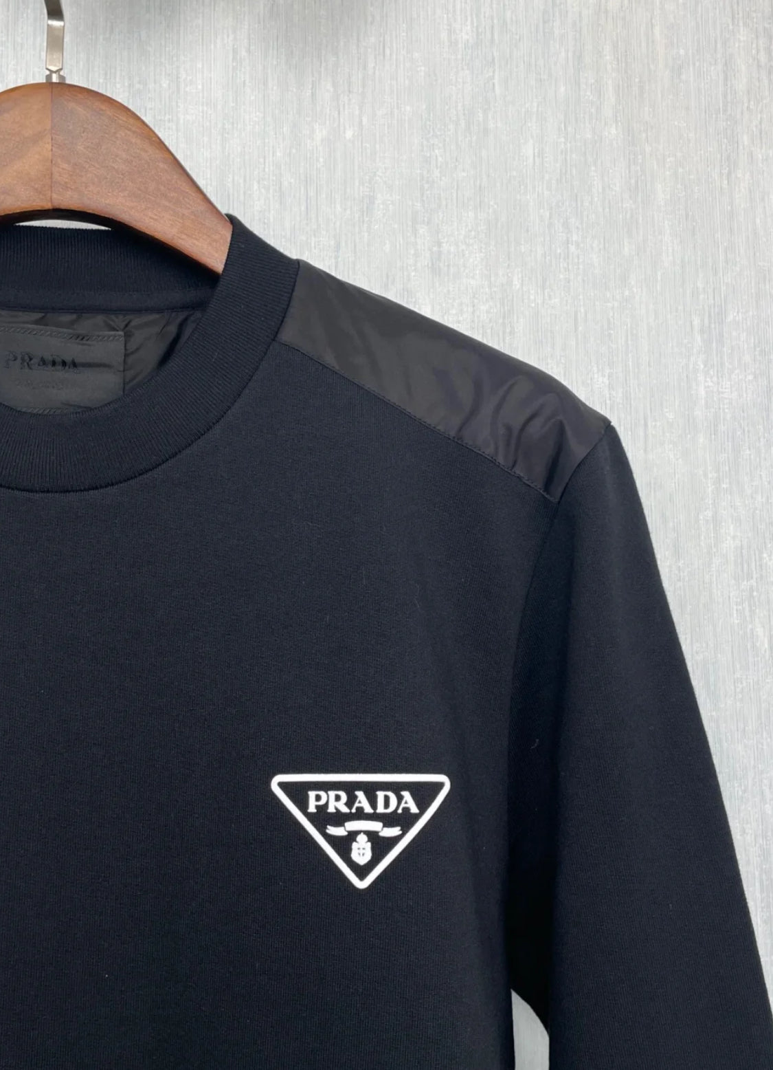 @Prada 男生款大學T上衣/375 🔔限時折🉐17880