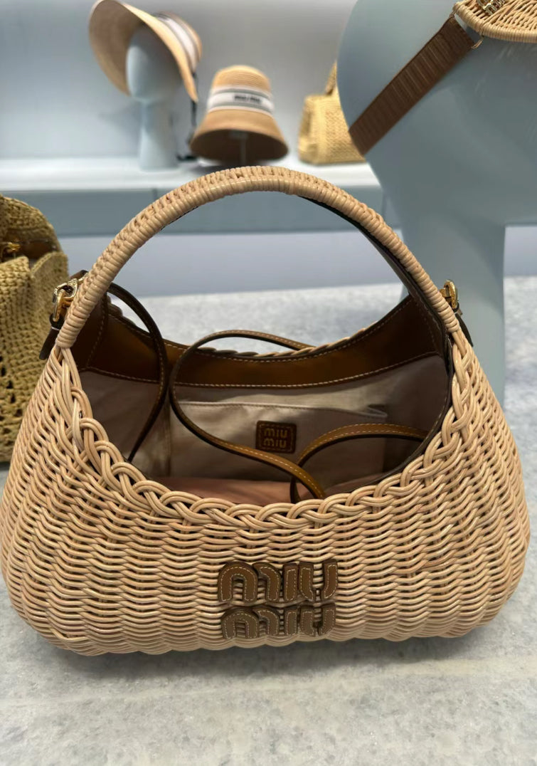 MiuMiu Wander Wicker Hobo 編織半月腋下包/1610E2000 🉐71000🇪🇺