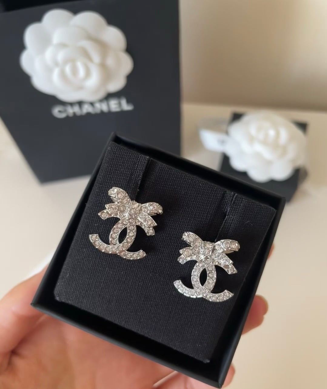 CHANEL✨| CC BOW METAL EARRINGS SILVER 蝴蝶結雙C水鑽耳環 ABA922 -