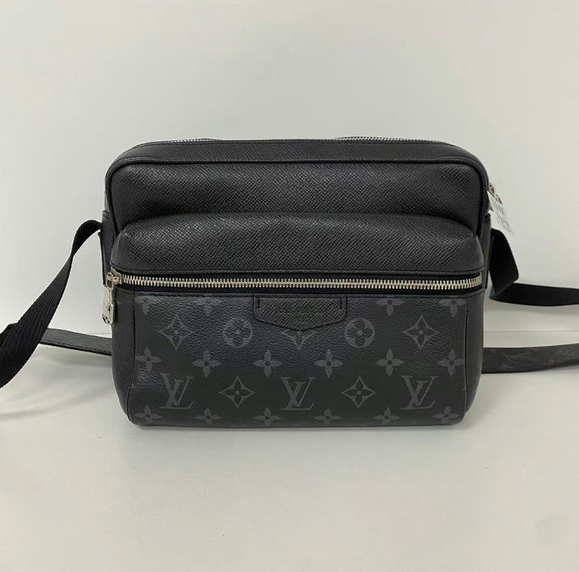 ❌LV Outdoor Messenger Bag 男生款郵差包/1650 ✨🉐68650