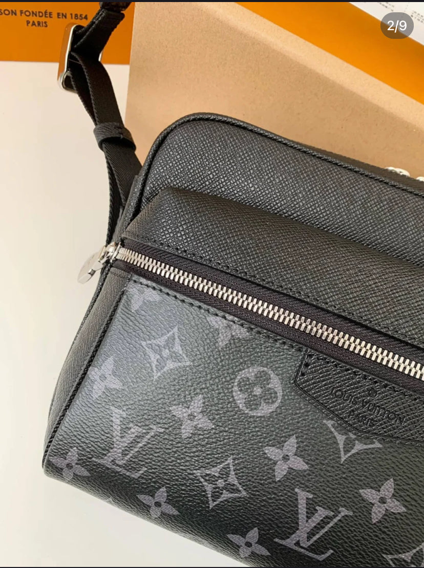❌LV Outdoor Messenger Bag 男生款郵差包/1650 ✨🉐68650