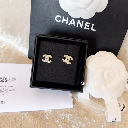 CHANEL✨ CC GOLD METAL EARRINGS 經典金色排鑽迷你耳針 -
