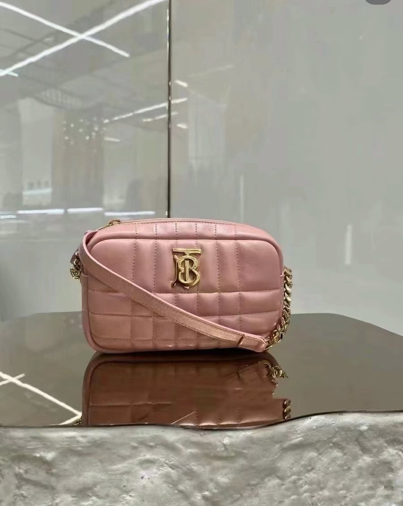 @Burberry Lola TB Mini 相機包-櫻花粉/1050P369 🔥下殺🉐17610