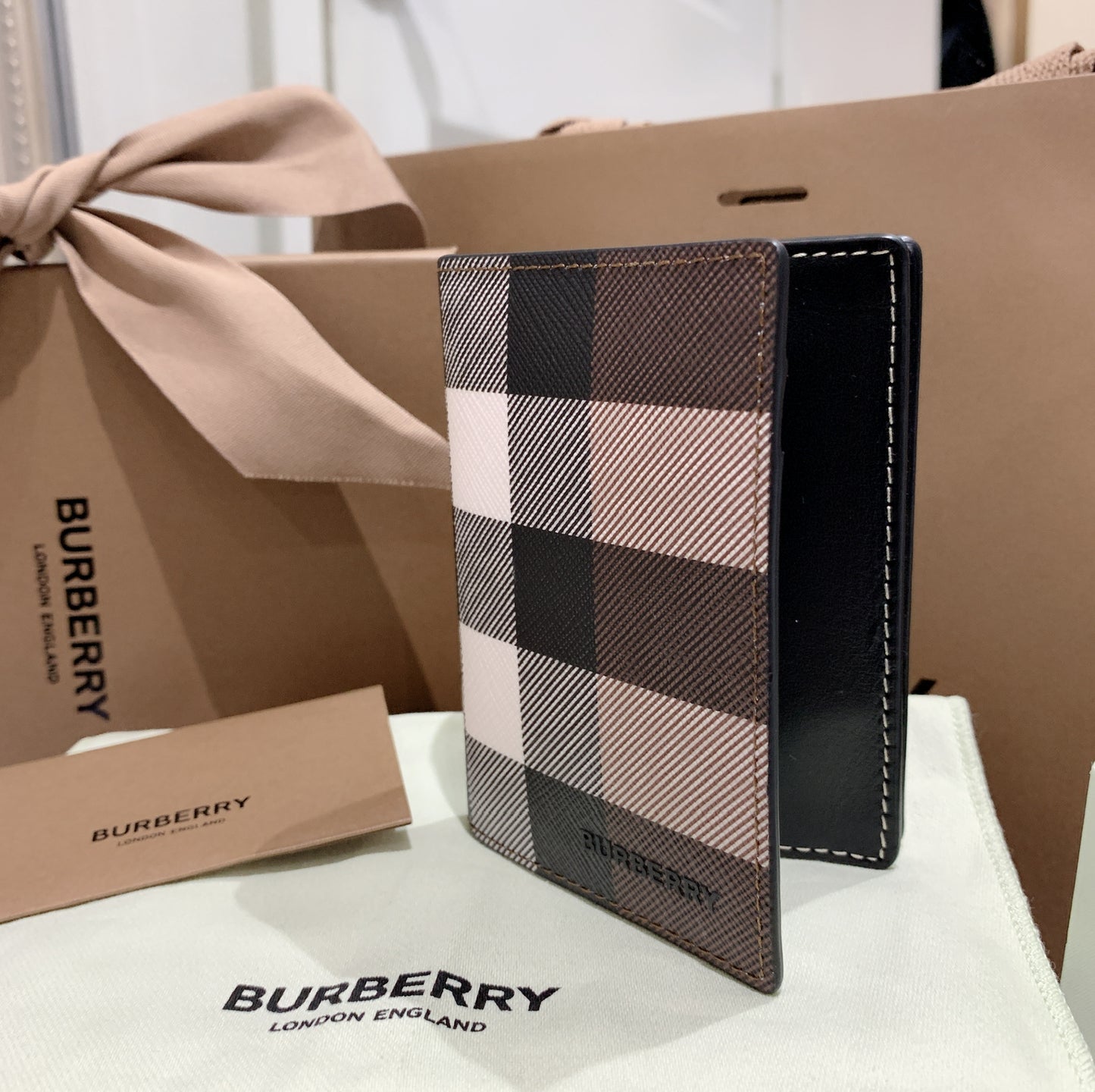 ❌Burberry Check and Leather 男女款格紋雙開卡包/240 🉐10600