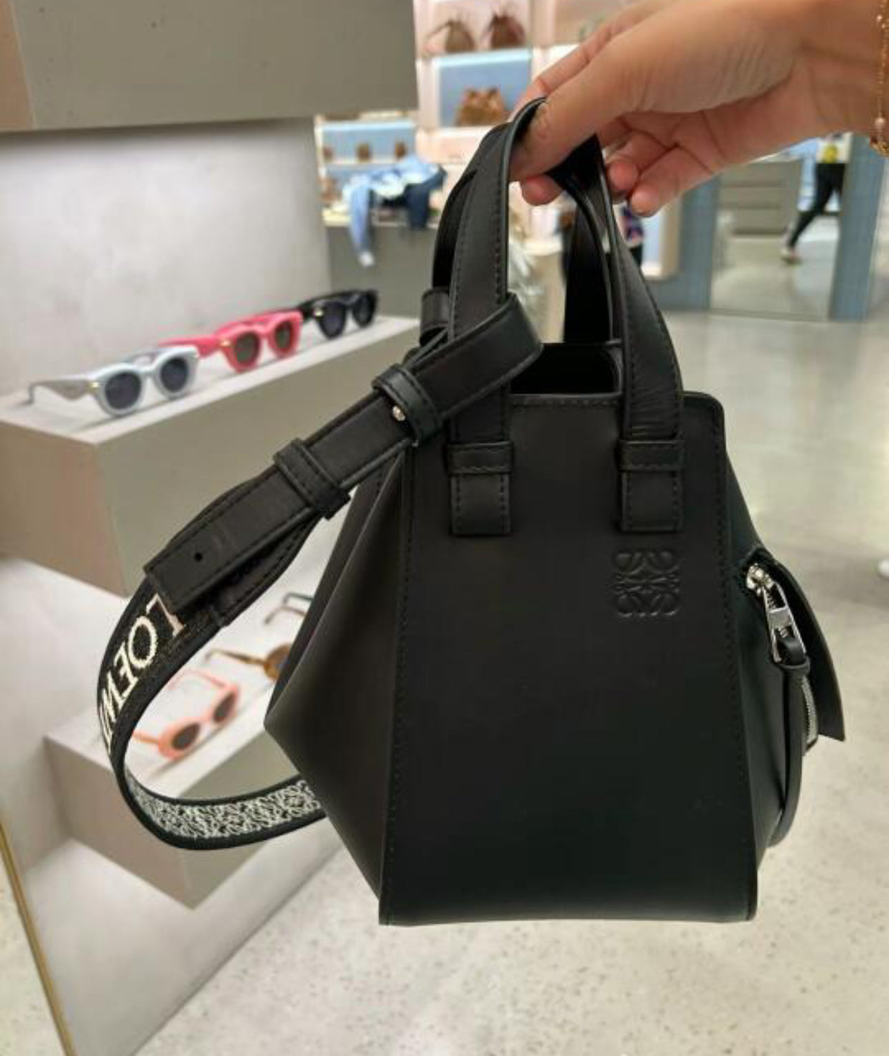 Loewe Compact Hammock 緞面小牛皮吊床包/2450