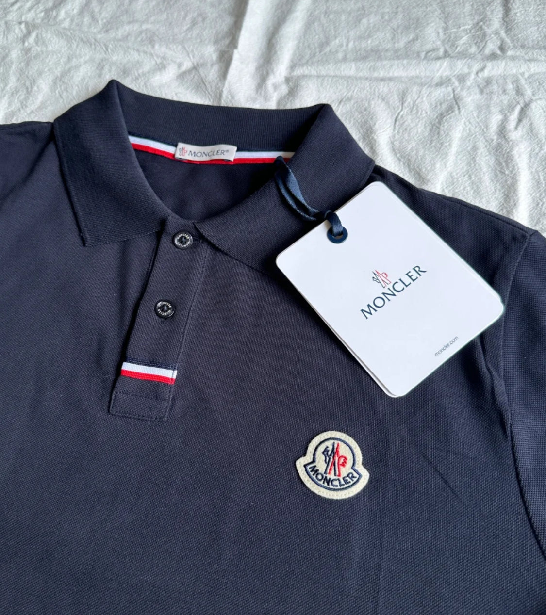 @Moncler 男生款扣下飾邊Polo上衣/250P167 🔥折上七折🉐6080