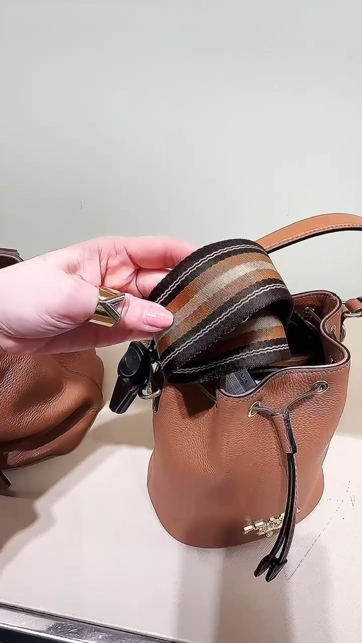 @Prada►Phenix 鳳凰皮革抽繩水桶包/P910