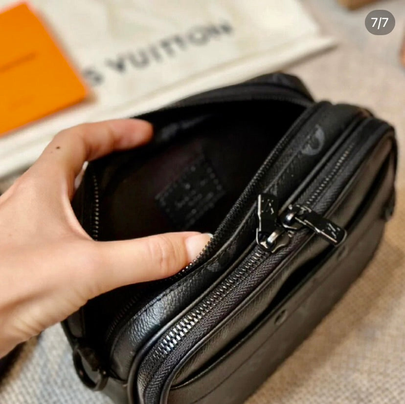 LV Alpha 隨身相機包/1580 ✨🉐67360