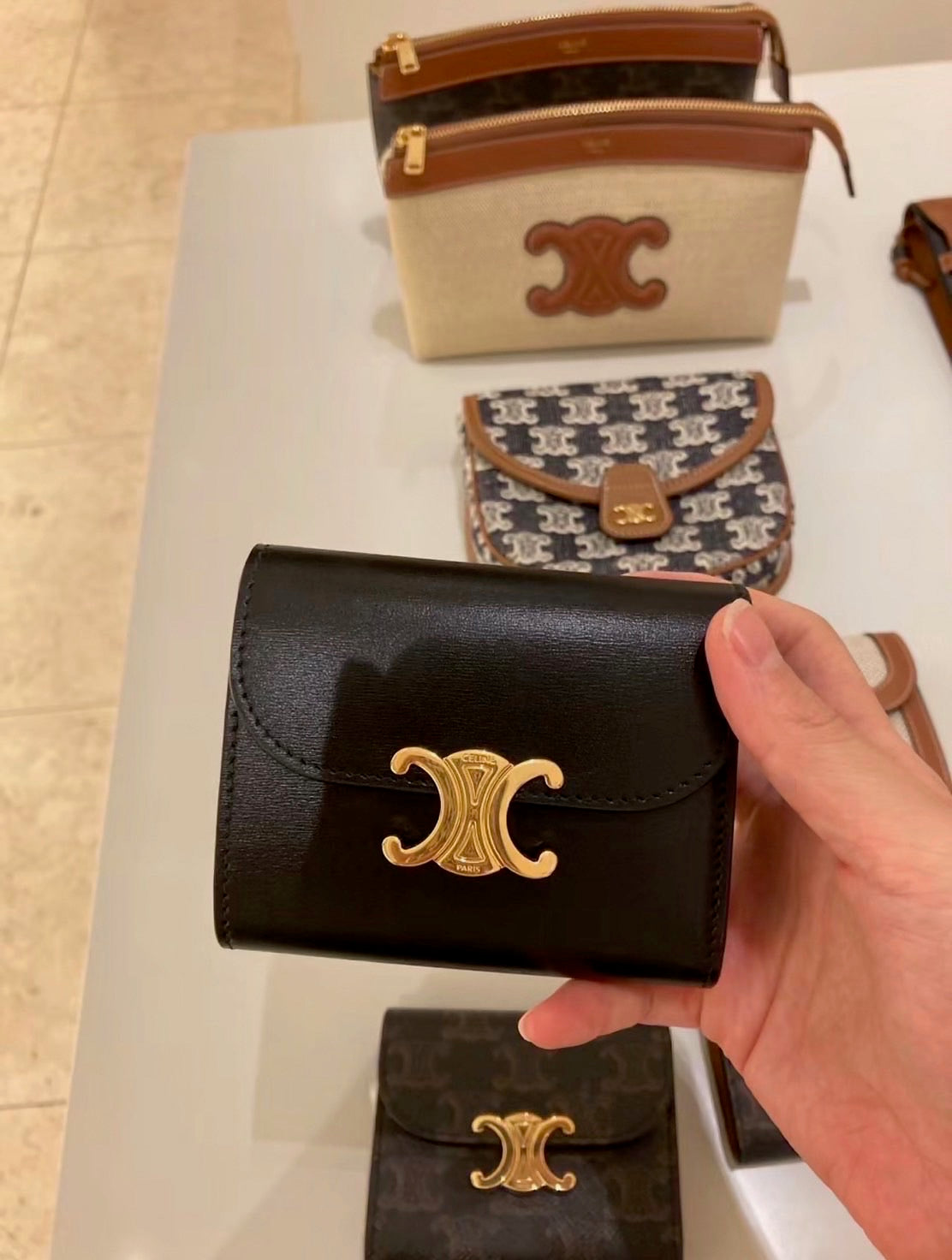 Celine▪️Flap Wallet Triomphe S 亮牛皮三折短夾/490E540 🉐19900🇪🇺