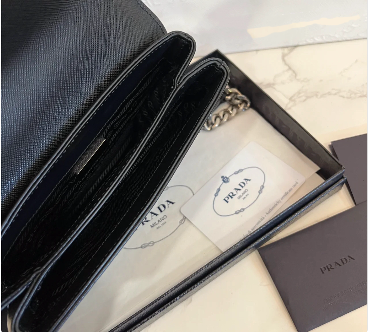 @Prada▪️PATTINA IN PELLE 翻蓋鏈條單肩包/965🔔限時折🉐44430