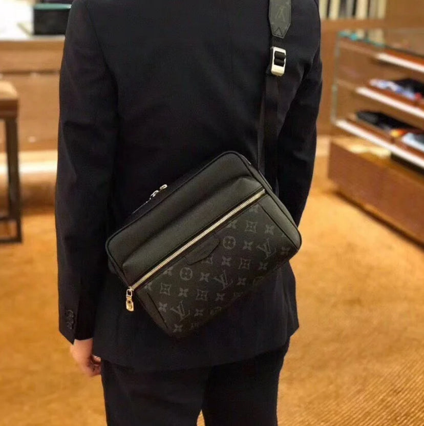 ❌LV Outdoor Messenger Bag 男生款郵差包/1650 ✨🉐68650