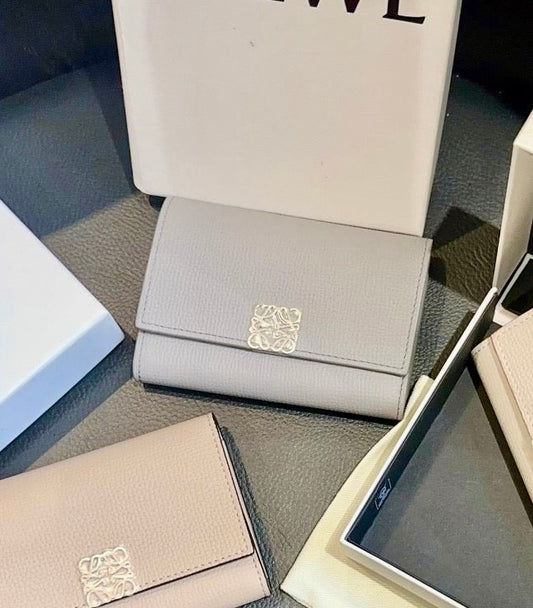 *現貨*Loewe▪️ Anagram Vertical S 小款三折短夾-珍珠灰 P14000 /T24000