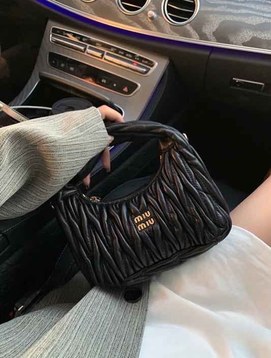 MiuMiu Wander Matelasse Nappa Hobo 小款半月腋下包/1840E2000 🉐69980🏷️