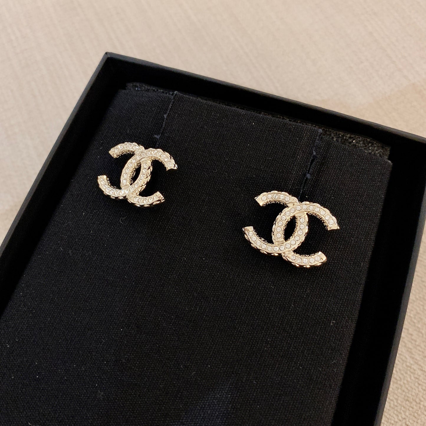 CHANEL✨ CC METAL GOLD EARRINGS 雙C立體排鑽耳針 AB7769 -