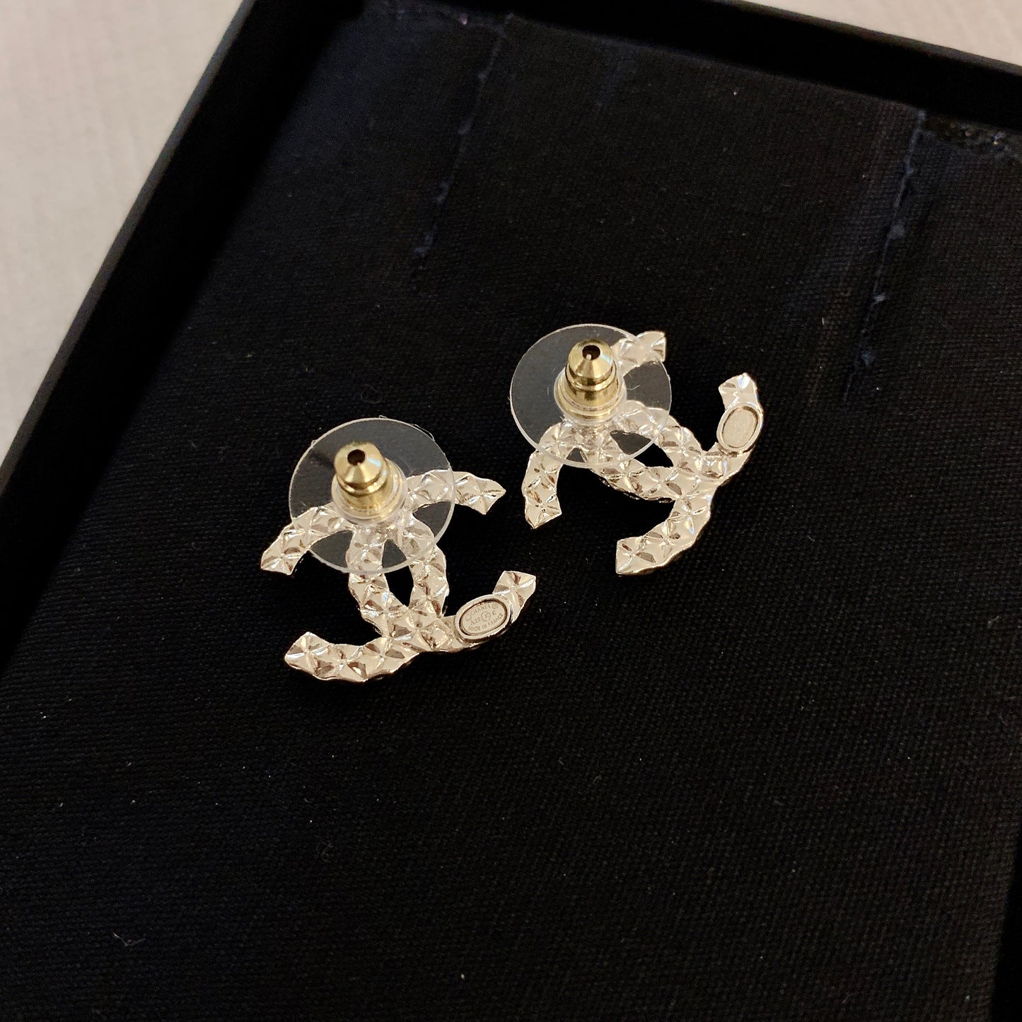 CHANEL✨ CC METAL GOLD EARRINGS 雙C立體排鑽耳針 AB7769 -
