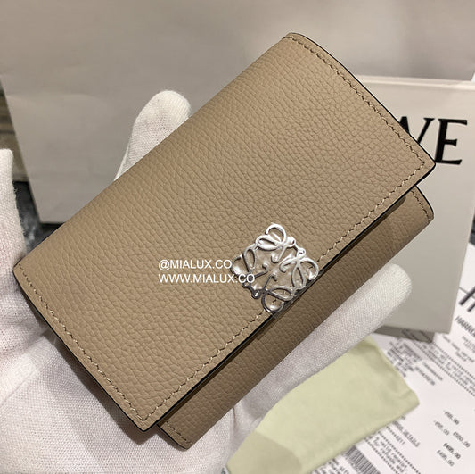 *現貨*Loewe▪️ Anagram Vertical S 小款三折短夾-沙色/495 特價🉐15800