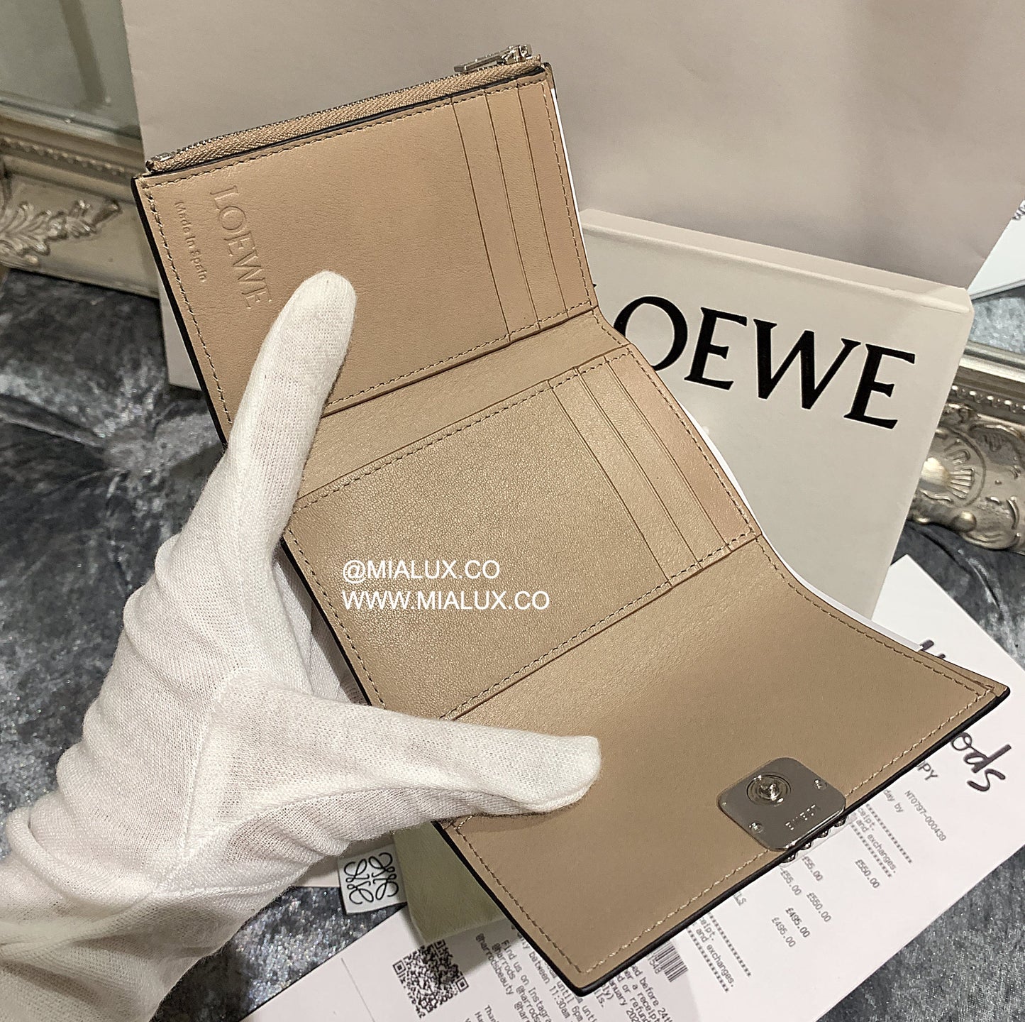 *現貨*Loewe▪️ Anagram Vertical S 小款三折短夾-沙色/495 特價🉐15800