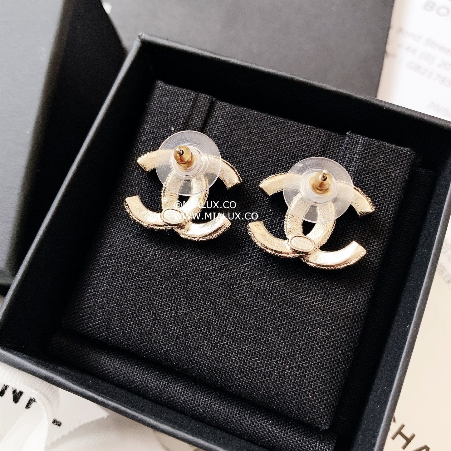 CHANEL✨ CC GOLDEN CRYSTAL WAVY METAL EARRINGS 編織立體鑽耳針 AB5208 -