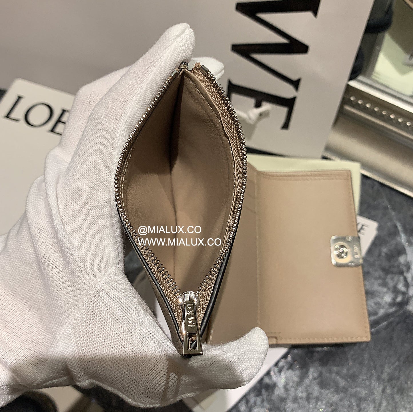 *現貨*Loewe▪️ Anagram Vertical S 小款三折短夾-沙色/495 特價🉐15800