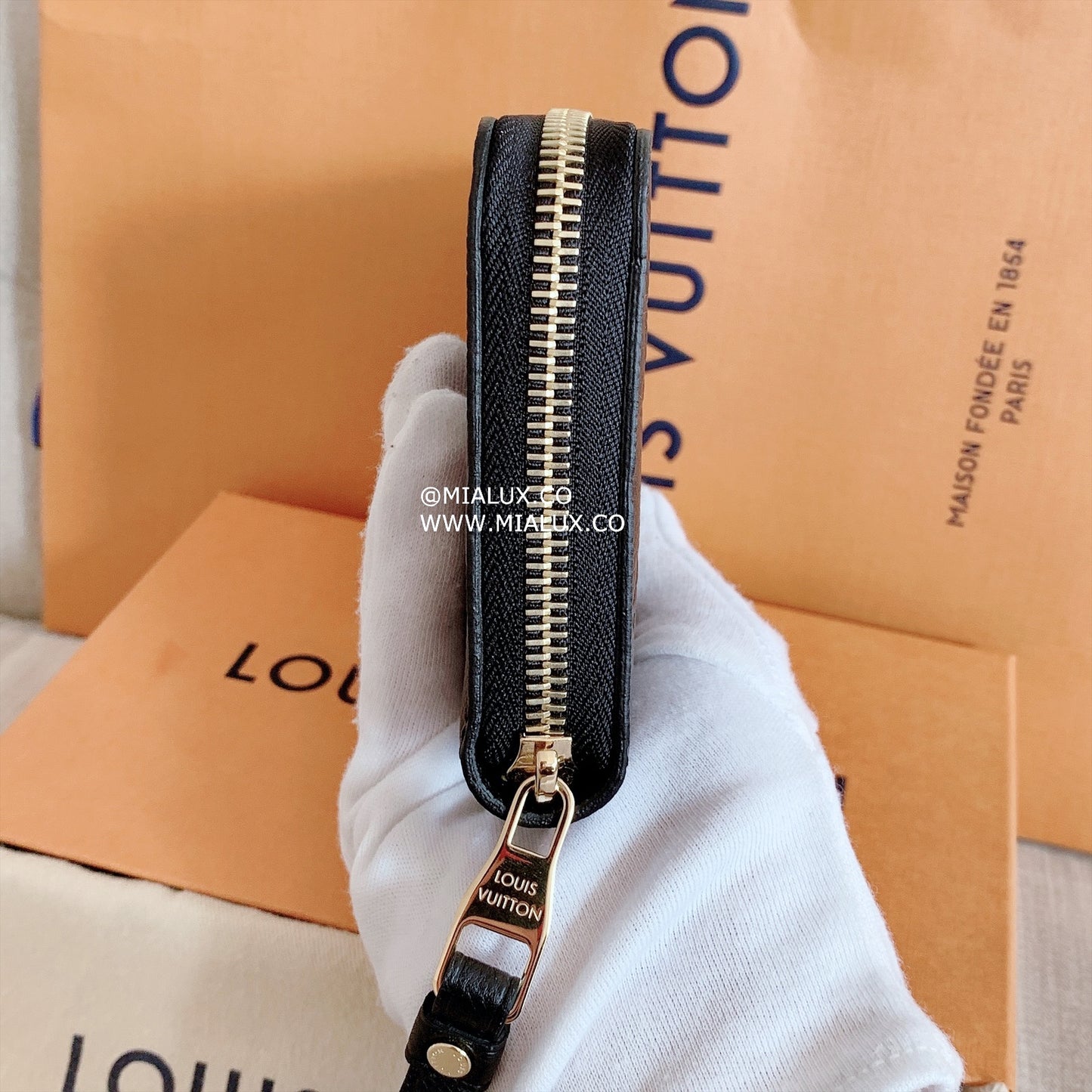 LV▪️Zippy 壓紋牛皮拉鍊長夾/740✨🉐32080