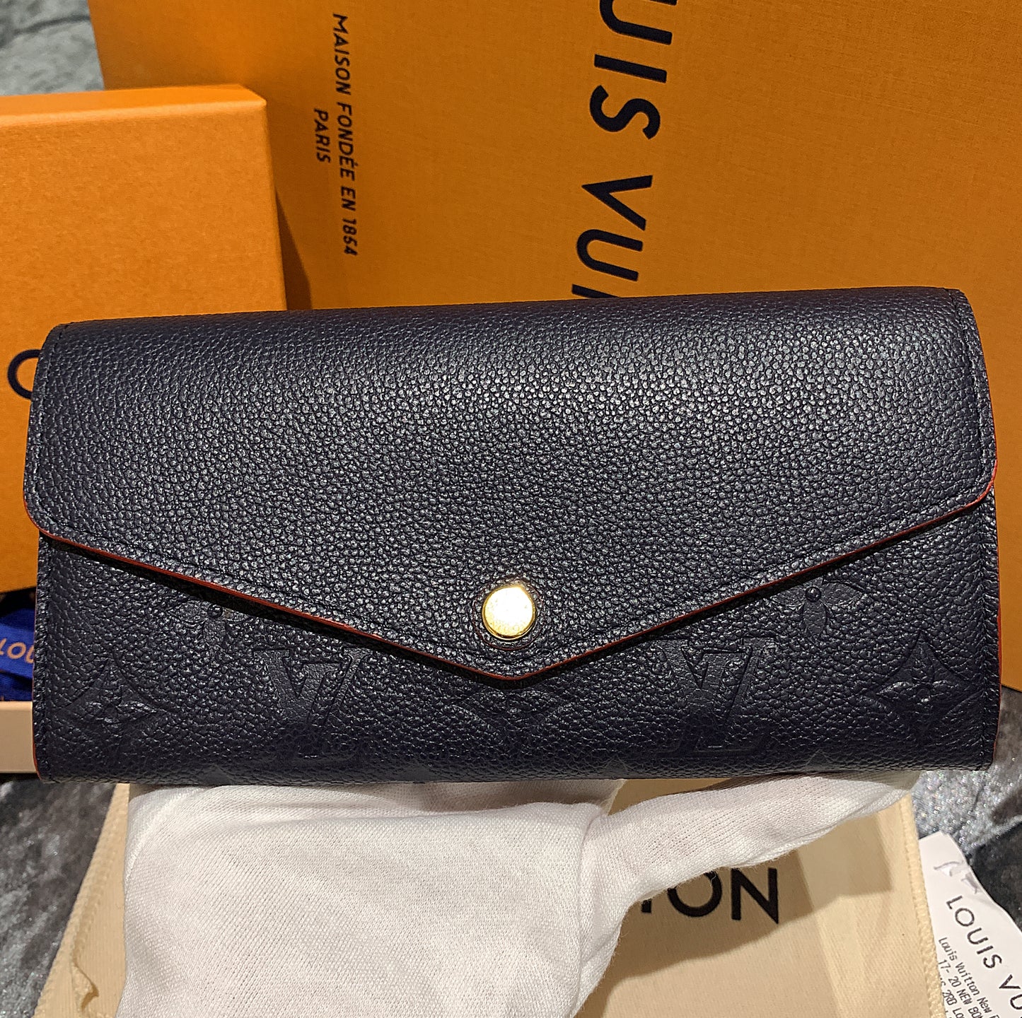 LV▪️Sarah 壓紋牛皮信封長夾/620✨🉐27040