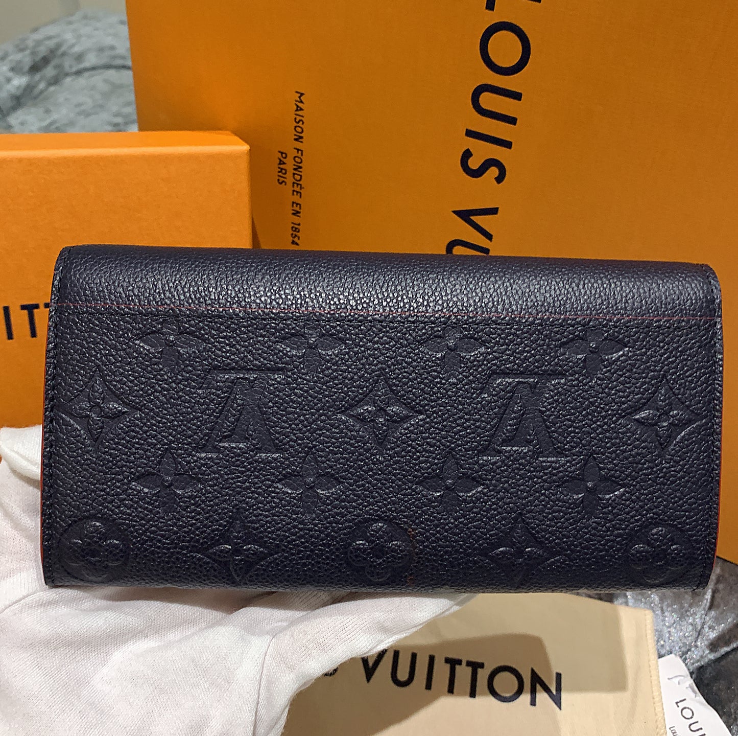 LV▪️Sarah 壓紋牛皮信封長夾/620✨🉐27040