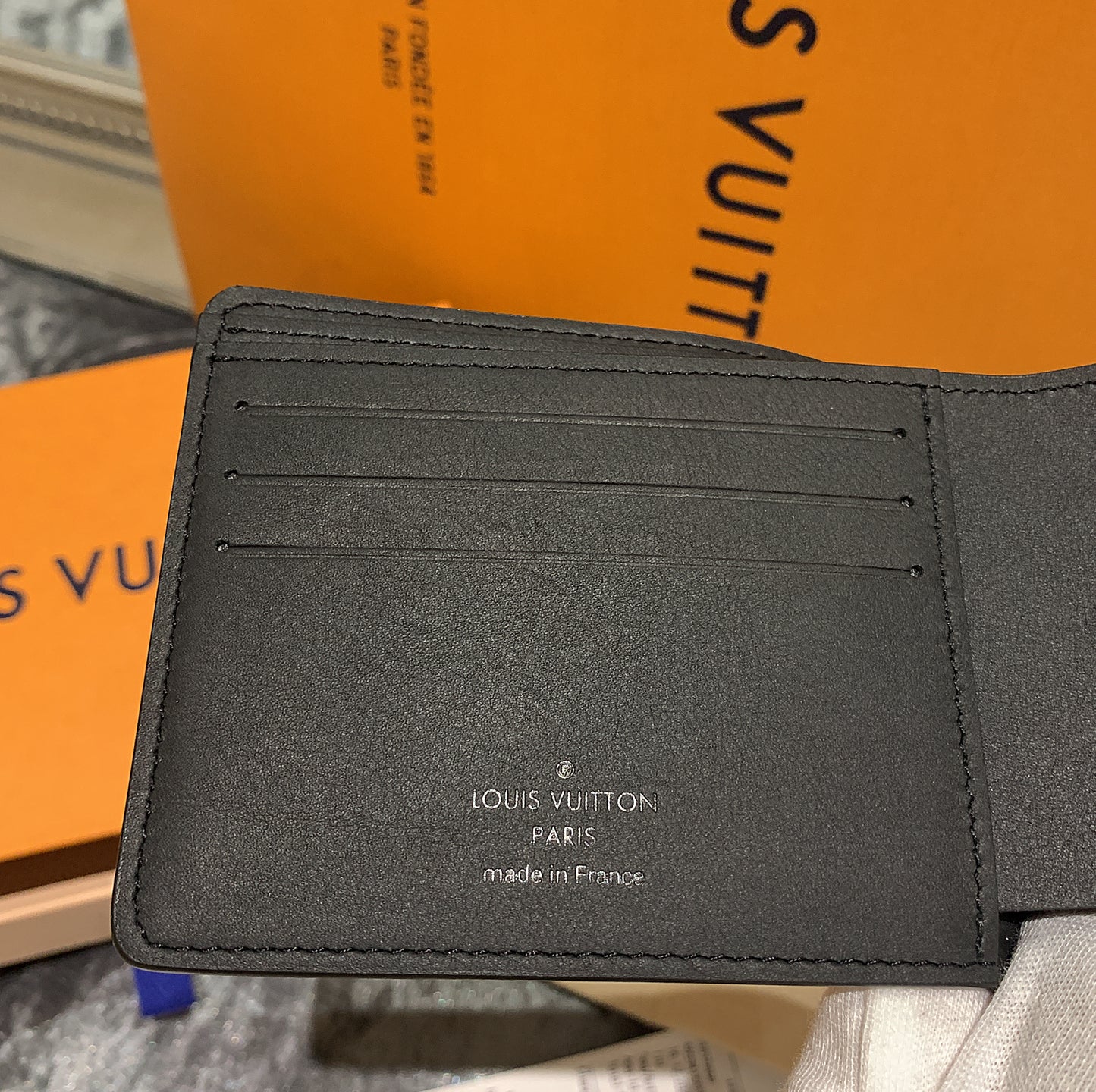 LV Multiple 男生款壓紋雙開短夾/535✨🉐23470
