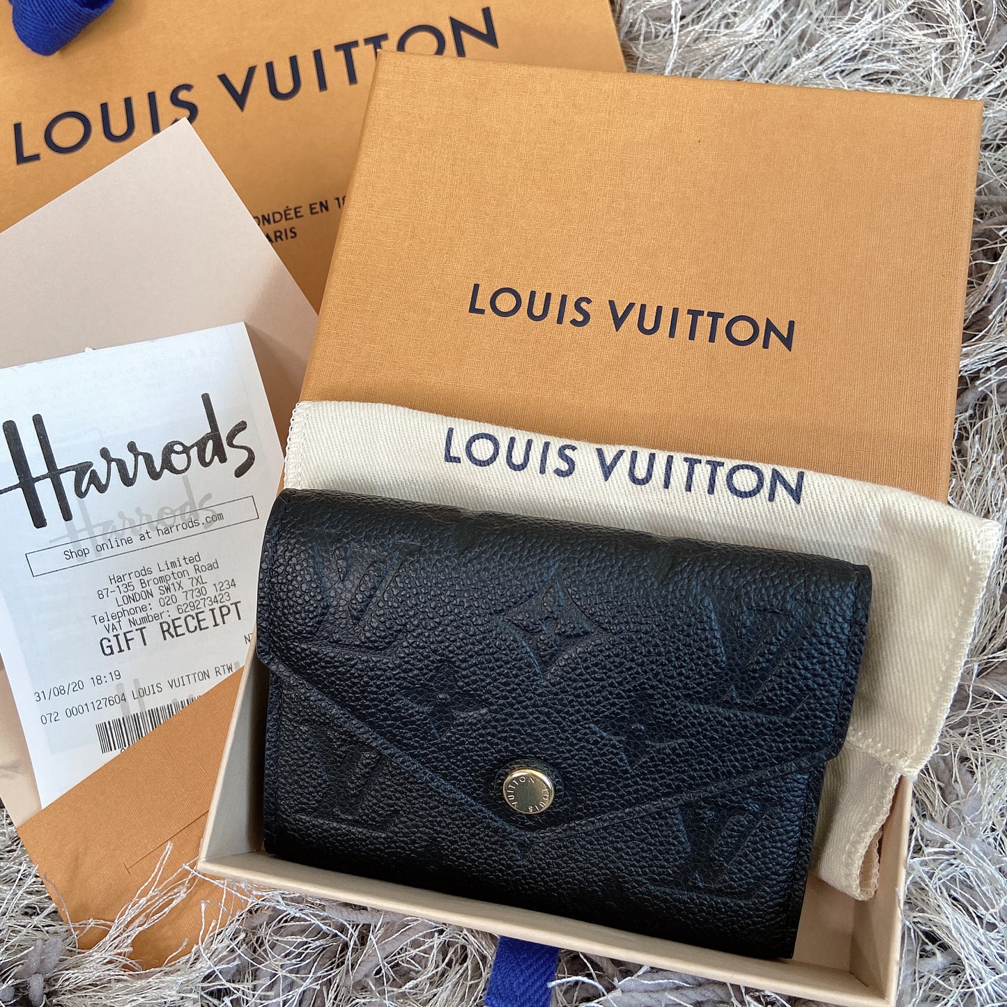 LV Victorine 壓紋牛皮信封短夾/505✨🉐22210