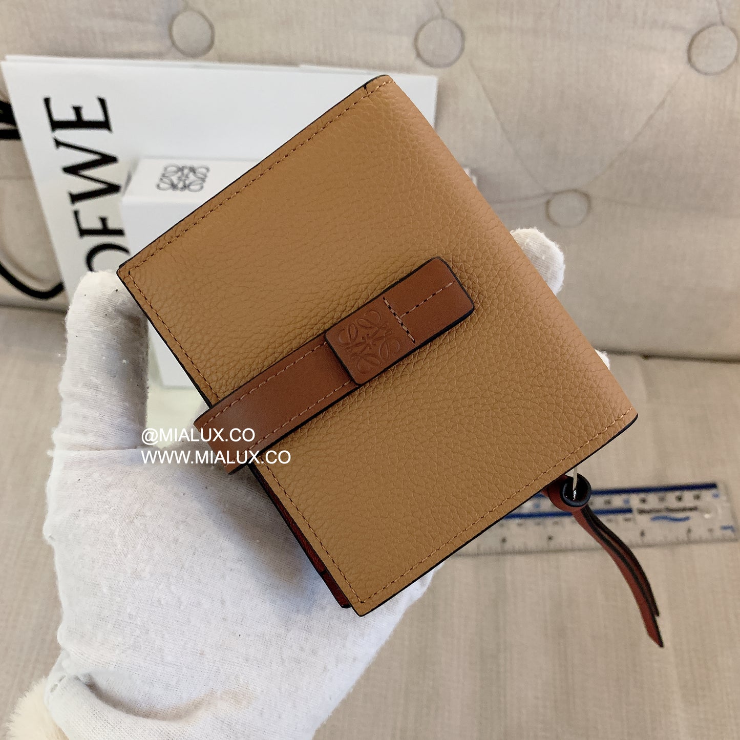 Loewe▪️Compact zip 軟粒面牛皮雙開短夾/495