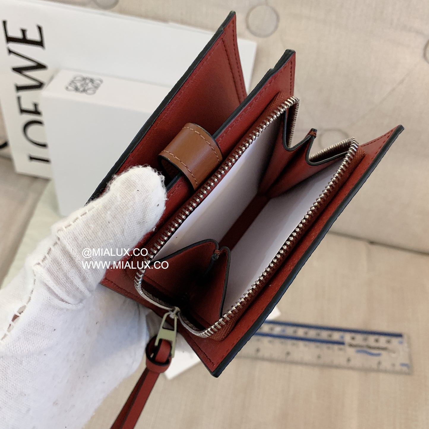 Loewe▪️Compact zip 軟粒面牛皮雙開短夾/495