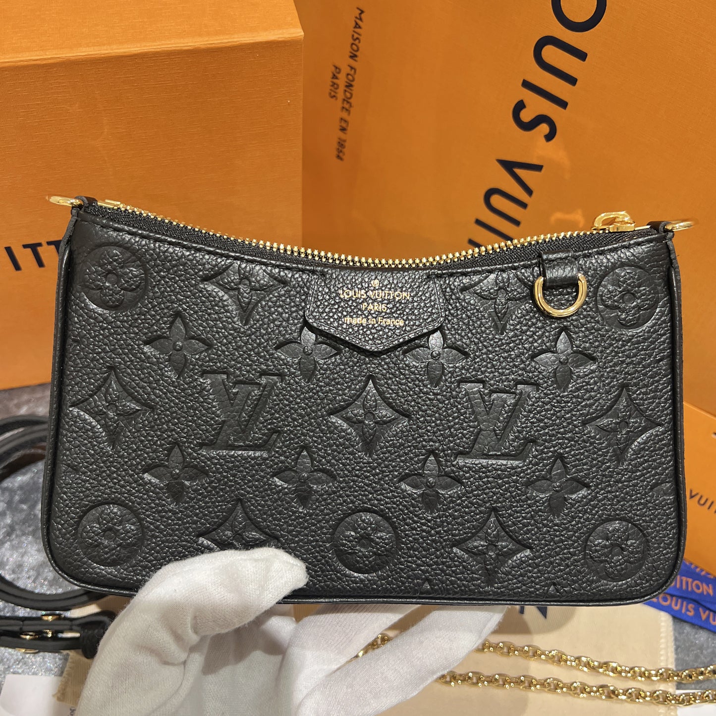LV Easy Pouch On Strap 壓紋牛皮肩包/1300✨🉐55600