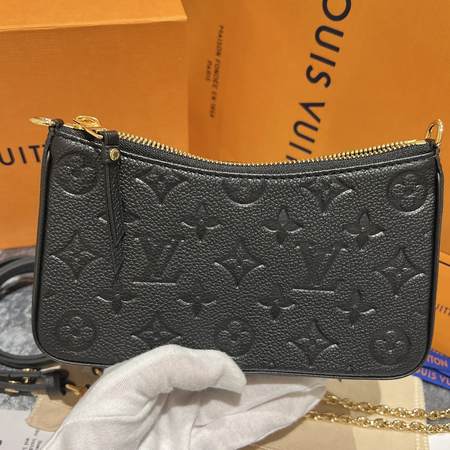 LV Easy Pouch On Strap 壓紋牛皮肩包/1300✨🉐55600