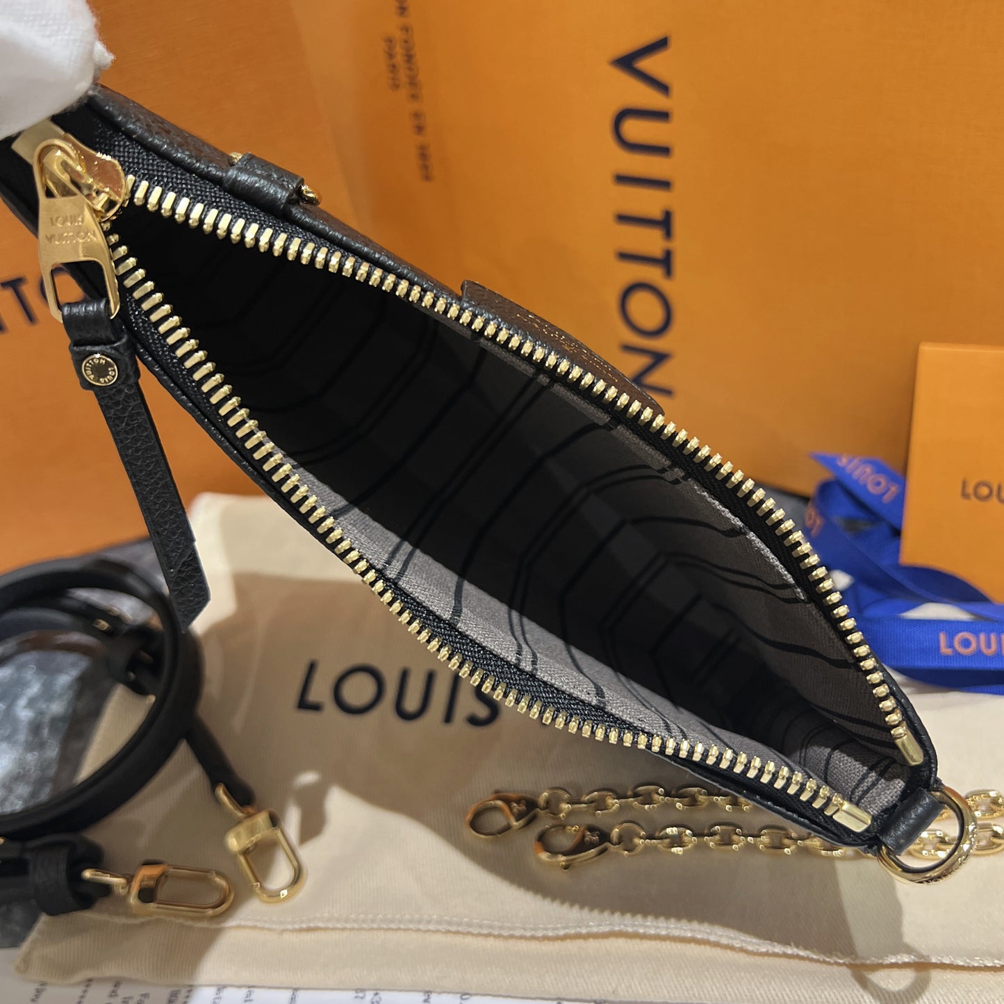 LV Easy Pouch On Strap 壓紋牛皮肩包/1300✨🉐55600
