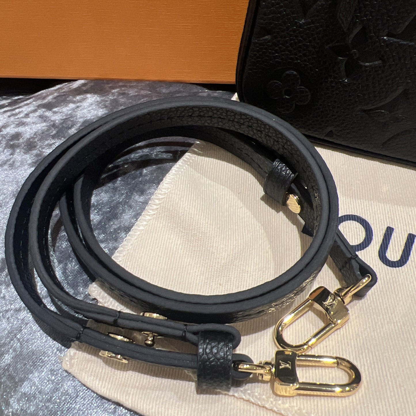 LV Easy Pouch On Strap 壓紋牛皮肩包/1300✨🉐55600