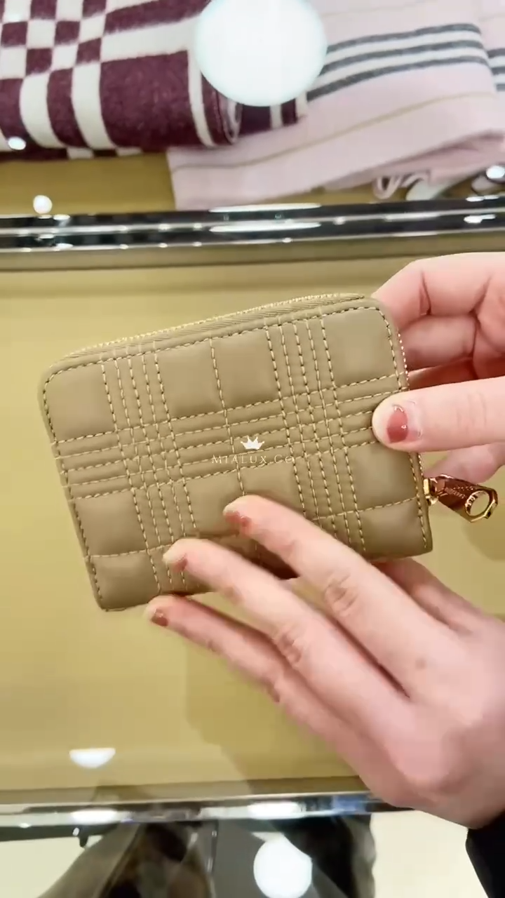 @Burberry▪️Lola TB Zip 細格拉鏈短夾-奶茶/390P179 🔥下殺🉐9560