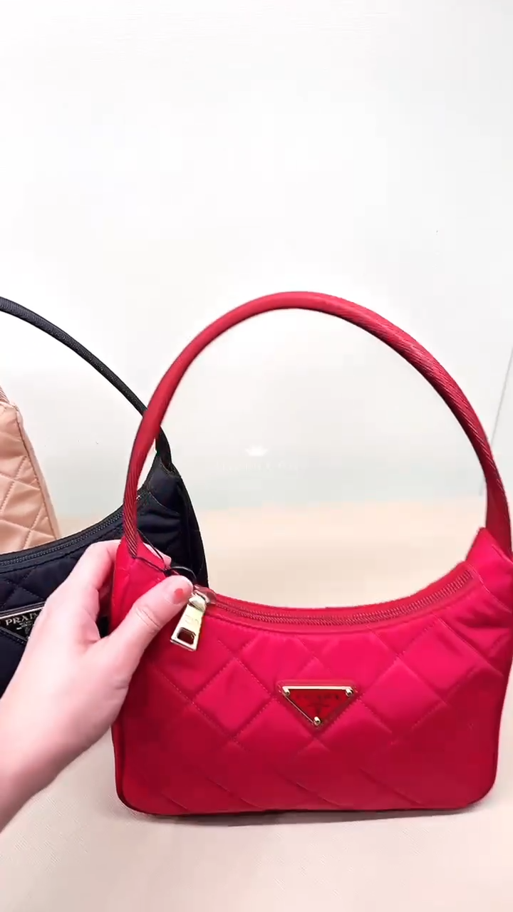 @Prada▪️Neo 菱格金標腋下包/P740 🔔限時折🉐33980🏷️
