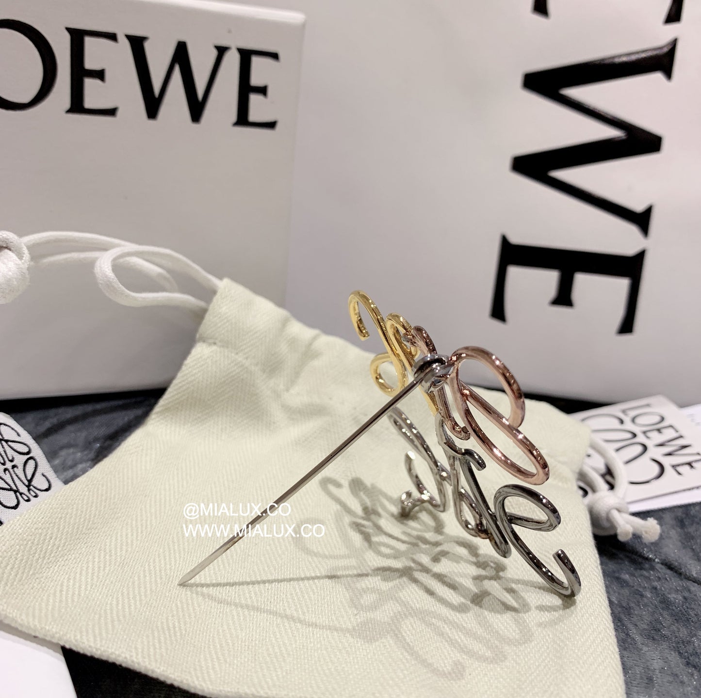 Loewe Anagram Brooch in Metal 單色金屬胸針/250