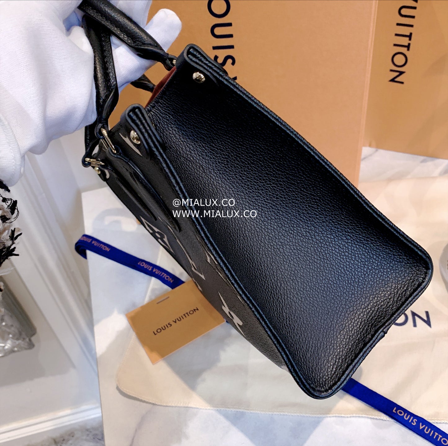 LV▪️OnTheGo PM 小款壓花雙色托特包/2520✨🉐104320
