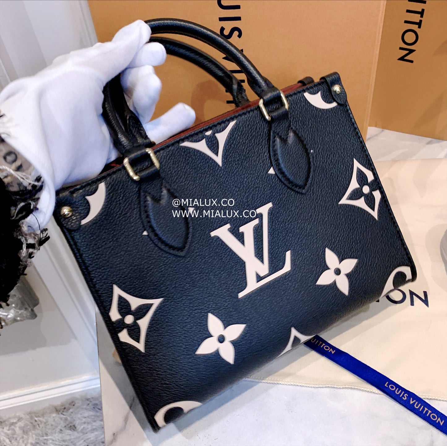 LV▪️OnTheGo PM 小款壓花雙色托特包/2520✨🉐104320