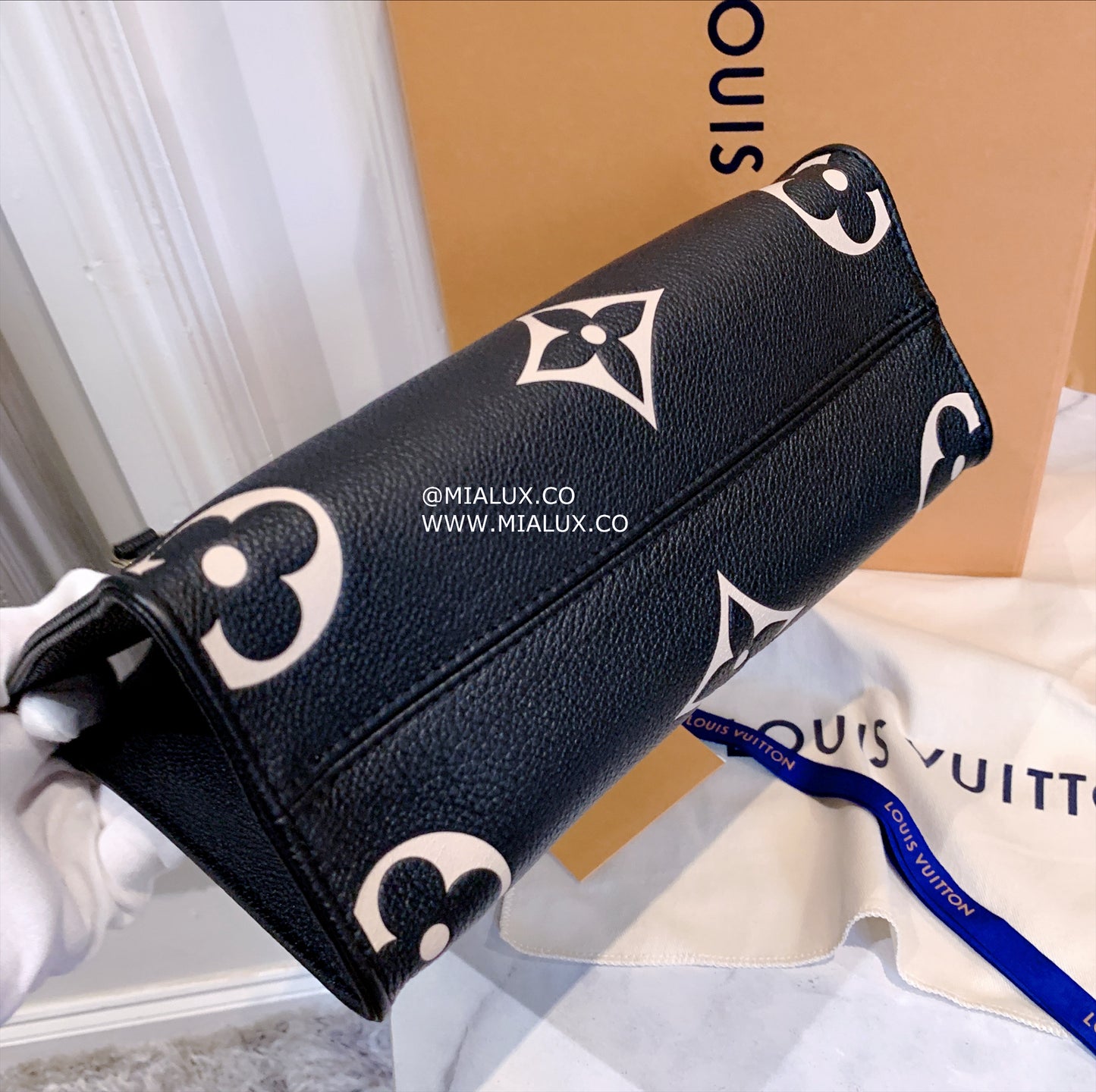 LV▪️OnTheGo PM 小款壓花雙色托特包/2520✨🉐104320