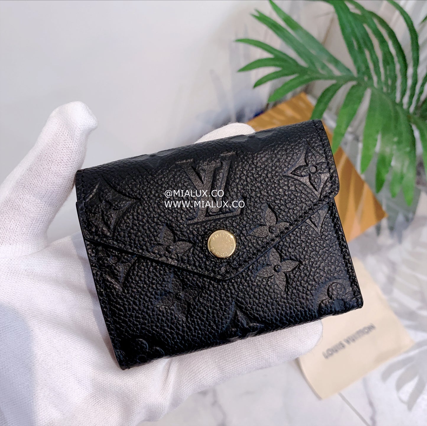 LV Victorine 壓紋牛皮信封短夾/505✨🉐22210