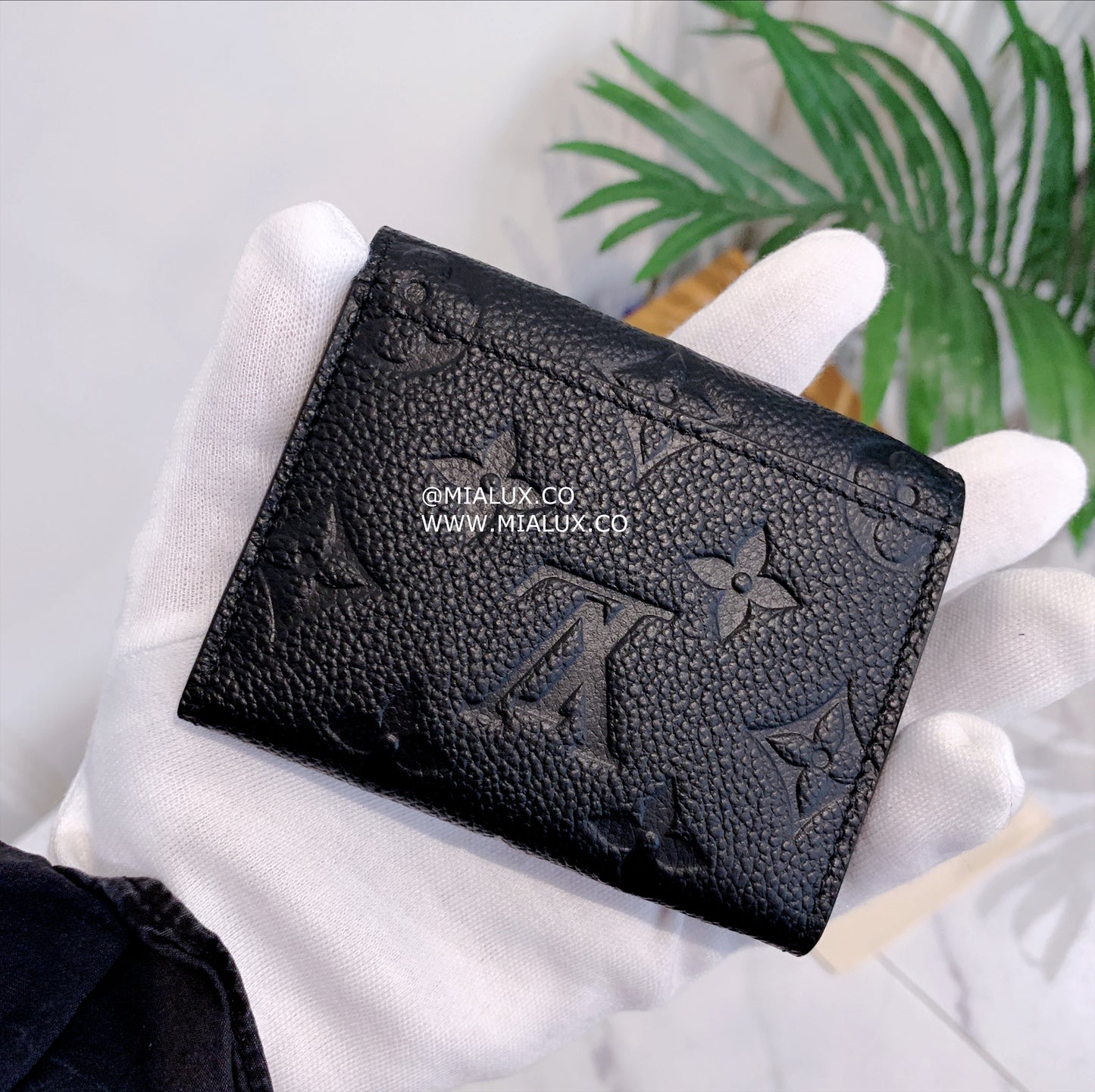 LV Victorine 壓紋牛皮信封短夾/505✨🉐22210