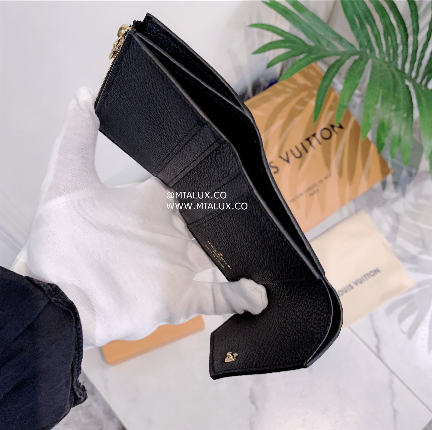 LV Victorine 壓紋牛皮信封短夾/505✨🉐22210