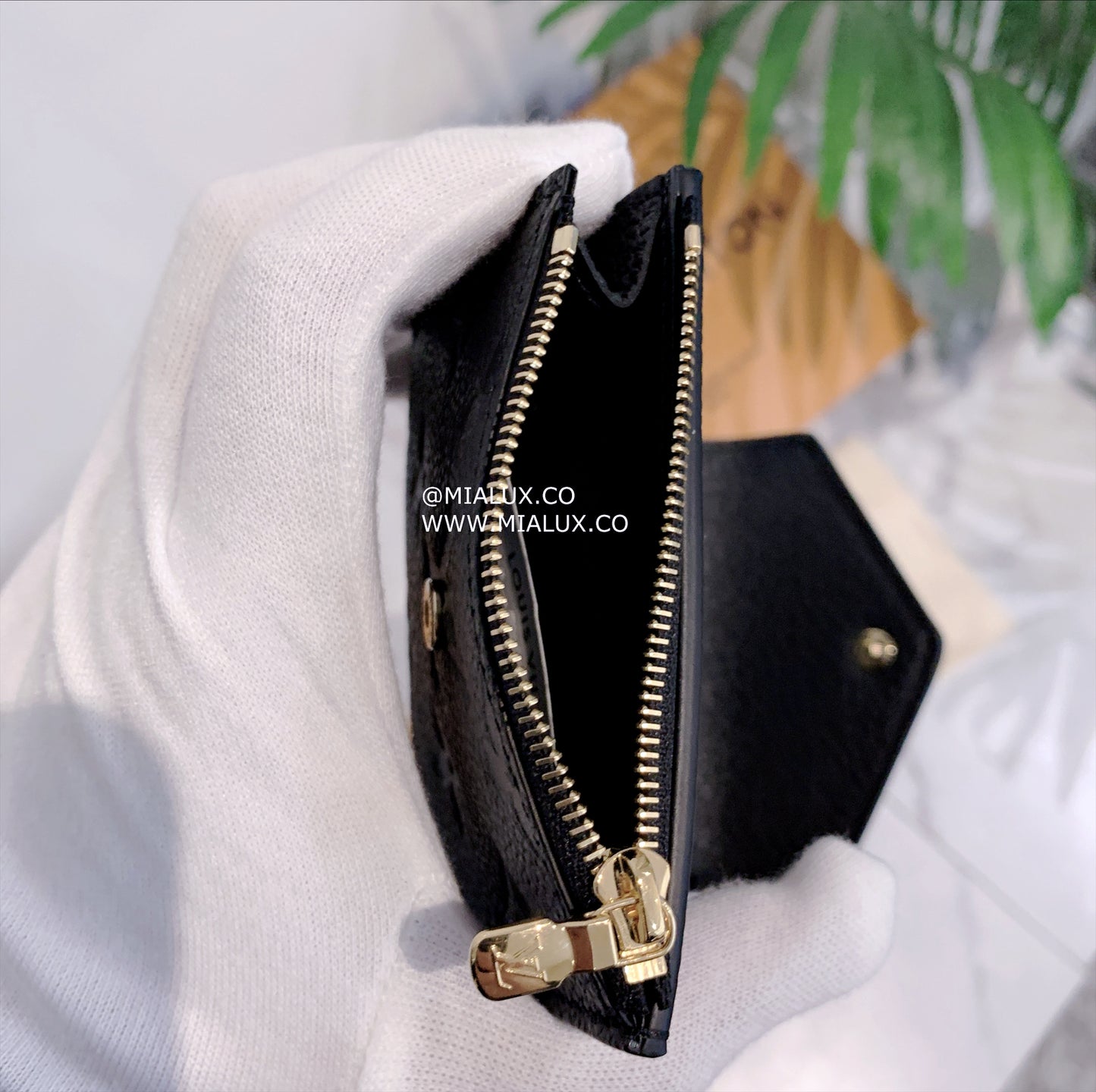 LV Victorine 壓紋牛皮信封短夾/505✨🉐22210